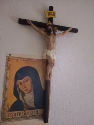 Crucifijo de pared antiguo con imagen