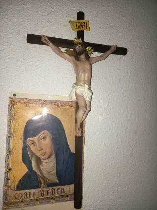 Crucifijo de pared antiguo con imagen