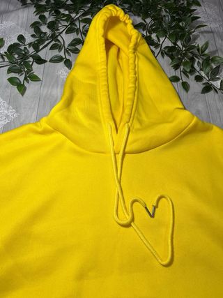 Sudadera amarilla básica con capucha