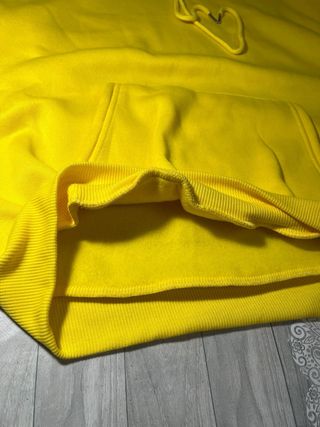 Sudadera amarilla básica con capucha