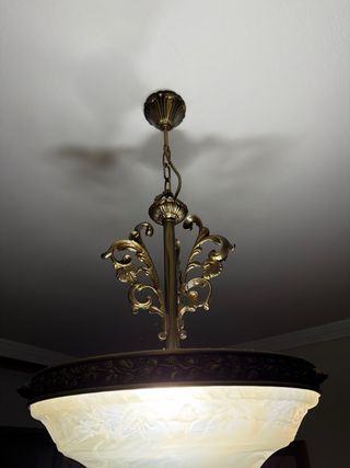 1 Lámpara de salón dorada y blanca