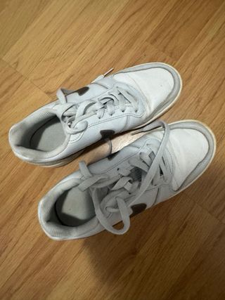Zapatillas Nike Grises y Blancas