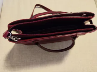 Bolso de mano rojo y para colgar