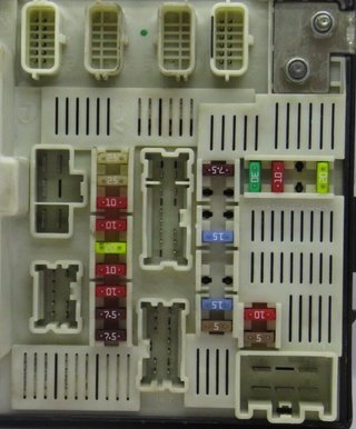 Caja de Fusibles RENAULT SCENIC 8200481866 519158075 7190374419
