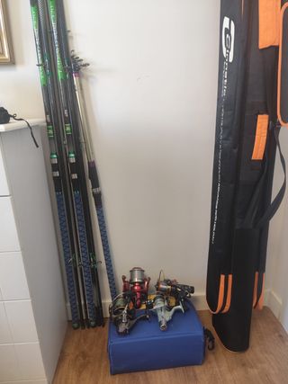 3 cañas  Y 4 CARRETES UNA BOLSA PARA 4 CAÑAS