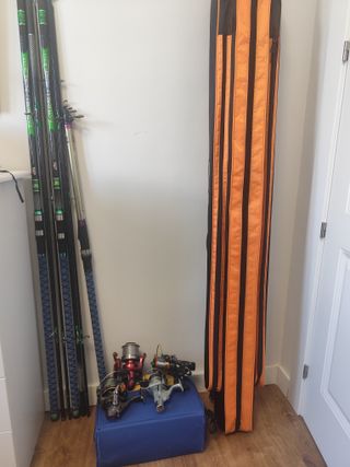 3 cañas  Y 4 CARRETES UNA BOLSA PARA 4 CAÑAS
