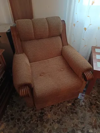 Sofá vintage marrón con cojines