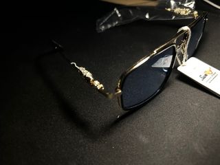 Gafas de sol doradas y moradas