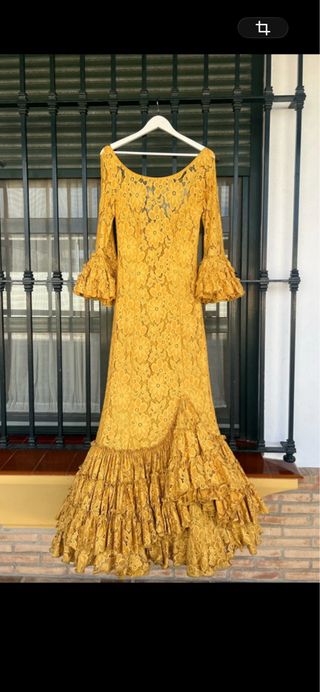 Vestido de flamenca amarillo con volantes