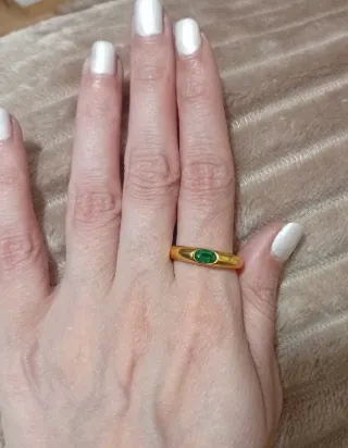 Anillo dorado con piedra verde