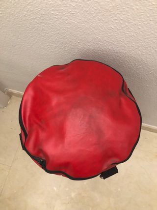 Saco de boxeo Fuji rojo y blanco con guantes
