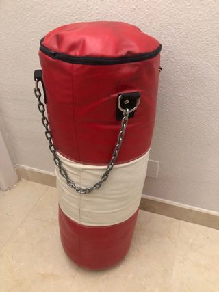Saco de boxeo Fuji rojo y blanco con guantes