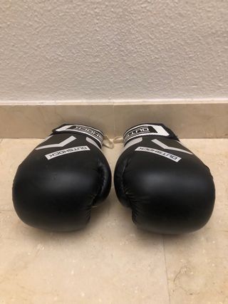Saco de boxeo Fuji rojo y blanco con guantes