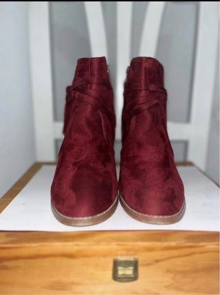 Botines tacon bajo vino talle 38