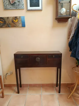 Mesa consola de madera oscura