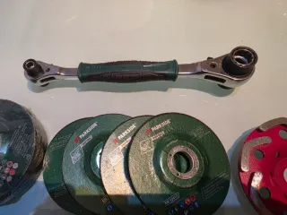 Set brocas, carraca y discos radiales parkside.