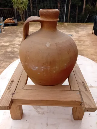 Cántaro de barro antiguo con su base de madera ant