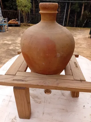 Cántaro de barro antiguo con su base de madera ant