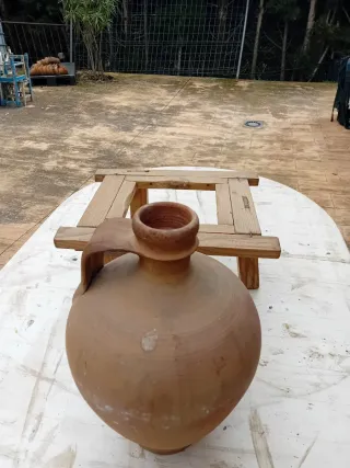Cántaro de barro antiguo con su base de madera ant