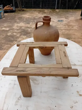 Cántaro de barro antiguo con su base de madera ant