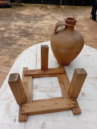 Cántaro de barro antiguo con su base de madera ant