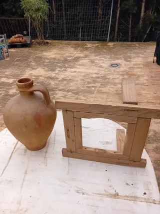 Cántaro de barro antiguo con su base de madera ant