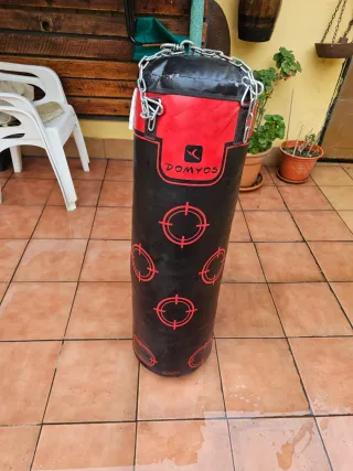 Saco de boxeo negro con dianas rojas