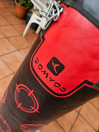 Saco de boxeo negro con dianas rojas