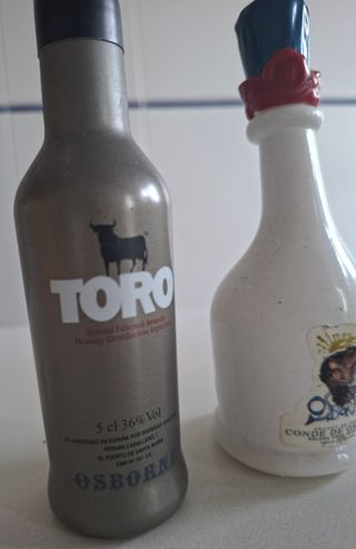 ANTIGUAS 2 MINIBOTELLAS OSBORNE - Toro y Conde