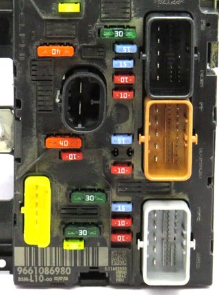 Caja de Fusibles PEUGEOT / CITROEN 9661086980 BSM-L10-00 BSML1000