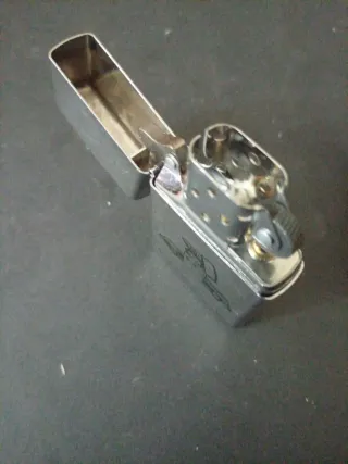 Isqueiro Zippo Prata com Desenho de Caminhão