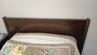 Armario de madera oscuro 4 puertas +2 cabeceros