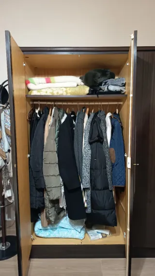Armario de madera oscuro 4 puertas +2 cabeceros