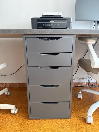 Mesa de escritorio doble con cajonera y caballetes