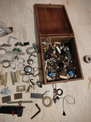 Caja de madera con herrajes y accesorios