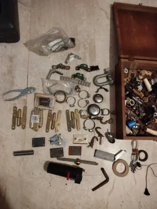Caja de madera con herrajes y accesorios