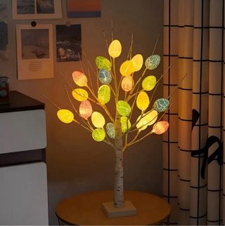 Alberello luminoso con uova decorative