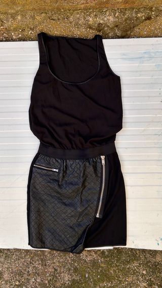 Vestido negro con cremallera y efecto piel