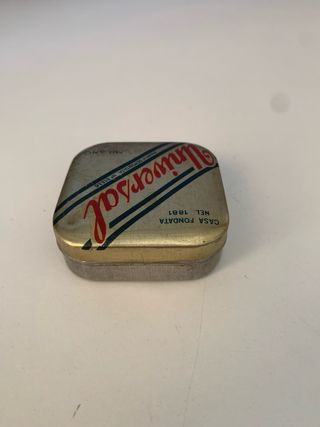 Scatola di latta Universal vintage