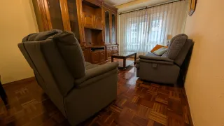 Mueble de salón de madera y cristal.