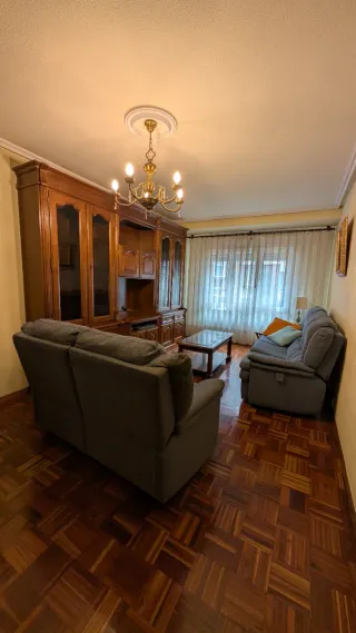 Mueble de salón de madera y cristal.