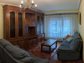 Mueble de salón de madera y cristal.