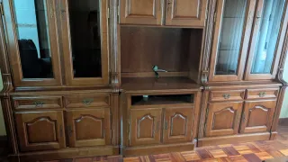 Mueble de salón de madera y cristal.