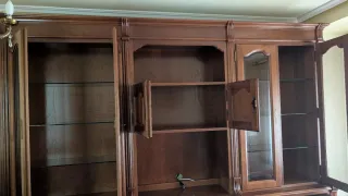 Mueble de salón de madera y cristal.