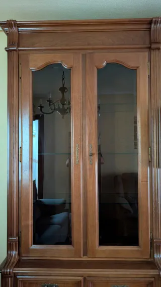 Mueble de salón de madera y cristal.