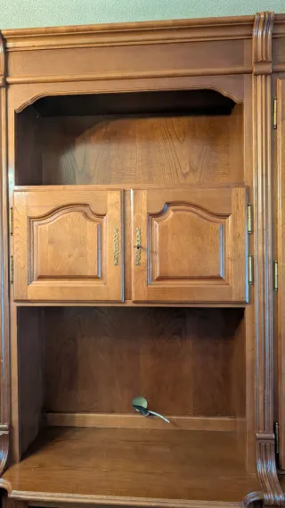 Mueble de salón de madera y cristal.