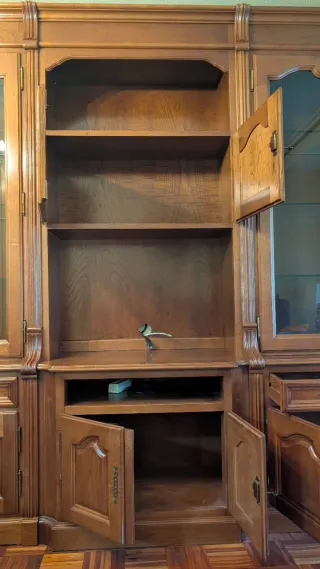 Mueble de salón de madera y cristal.