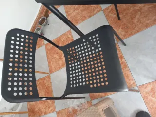 Mesa y 4 Sillas Negras