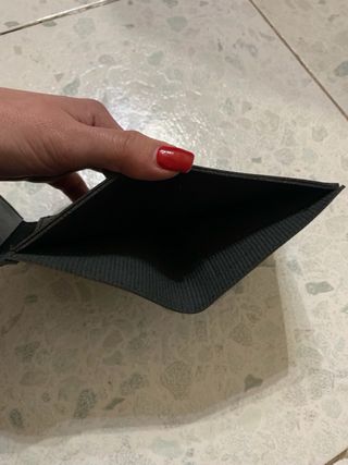 Portafoglio nero con logo V dorato