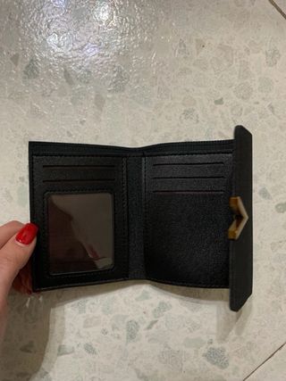 Portafoglio nero con logo V dorato